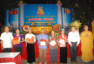 Trưởng Ban Đại diện Phật giáo TPHB, lãnh đạo Uỷ ban MTTQ tỉnh và UBND TPHB trao quà cho thân nhân liệt sĩ có hoàn cảnh khó khăn của thành phố.